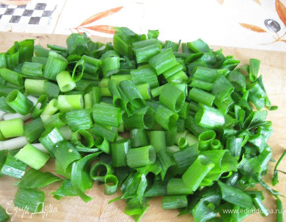 Крошим зеленый лук