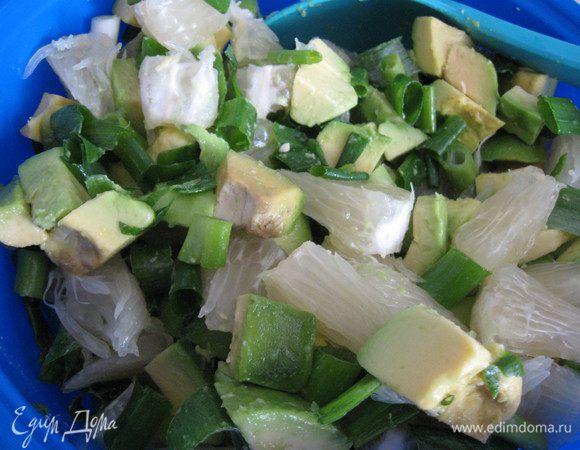 Смешиваем  авокадо,помело и лук 