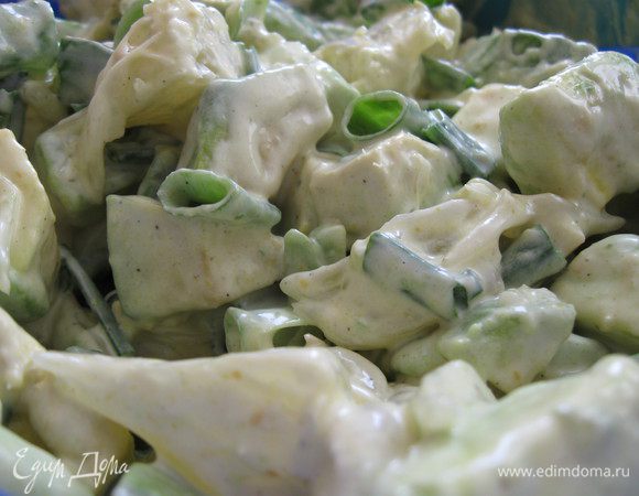 Поливаем заправкой и еще раз перемешиваем.