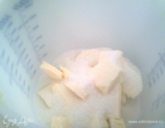 Маргарин взбить с сахаром до однородности.Добавить соль, соду.