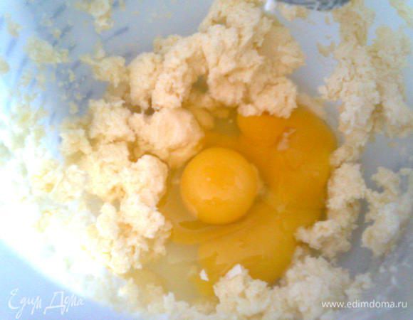 Вбить яйца, взбить миксером.