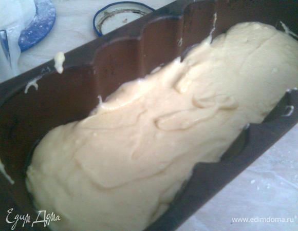 1/2 часть теста выложить в форму, смазанную маслом или сбрызнутую водой, если это силикон.Сверху распределить варенье.Варенье закрыть еще одним слоем теста.Выпекать в разогретой до 200*С духовки около 40-50 минут.