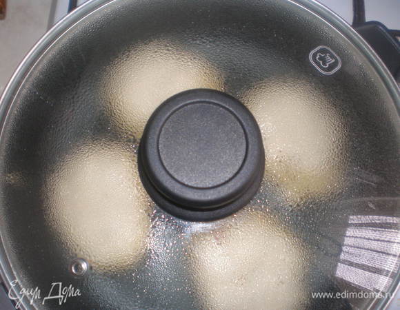 Выкладывать ложкой на сковороду и жарить под крышкой на маленьком огне.