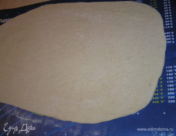 Отдохнувшее тесто раскатать,