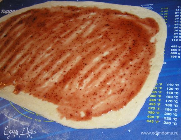 Выложить малину, смешанную с крахмалом,