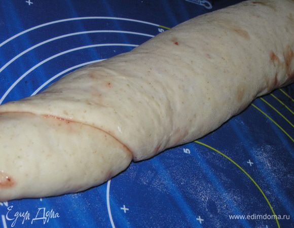 аккуратно свернуть в рулет, защипить края.