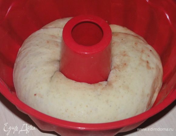 Можно оставить и так, но я, недолго думая, выложила рулет в форму для кекса :) В итоге получилось очень красиво. Рулет накрыть, оставить на 30-40 минут в теплом месте.