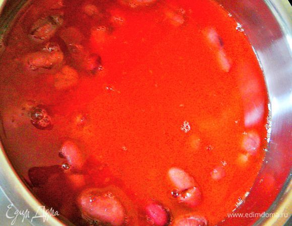 Лук нарезать тонкими полукольцами и обжарить на растительном масле, до мягкости. В сотейник переложить фасоль, добавить томатный сок и обжаренный лук, после закипания варить минут 10.

 