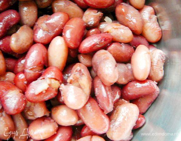 Заранее замоченную фасоль, отварить до готовности.
