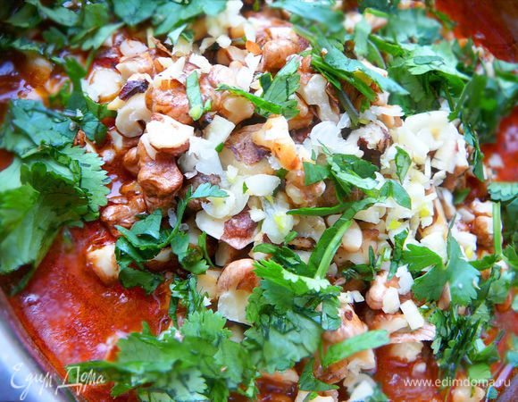 В конце приготовления добавить мелко рубленный чеснок, рубленые орехи, посолить,поперчить. Солить аккуратно, так как сок может уже содержать соль. Присыпать мелко рубленной кинзой, перемешать и можно подавать к столу. Приятного аппетита.
