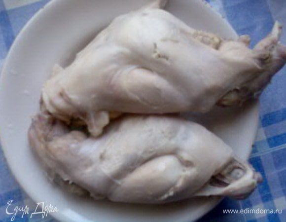 Заднюю часть кролика помойте, очистите от пленок, поставьте варить до полуготовности (минут на 30–40), снимая накипь.