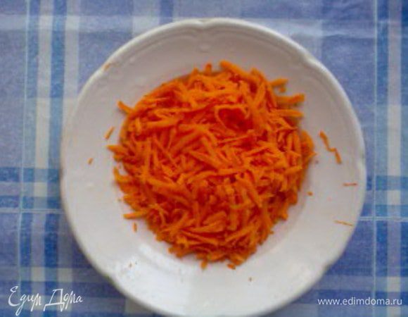 Морковь натрите на крупной терке.
