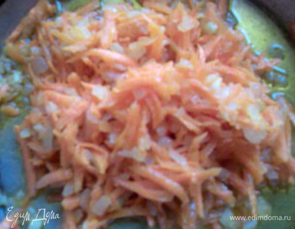 Лук и морковь спассеруйте на масле.