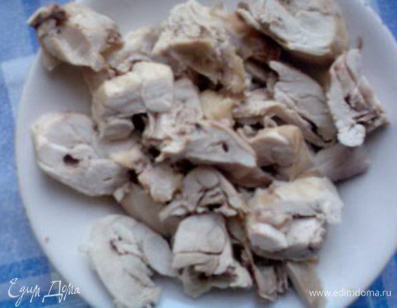 Когда мясо почти сварилось, достаньте и разделите на небольшие кусочки, снова положите в бульон.