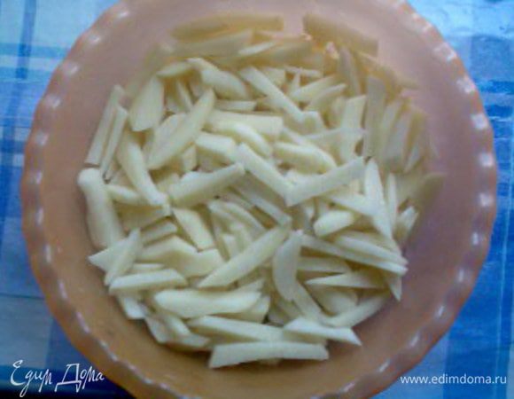 Добавьте в бульон картофель, нарезанный соломкой. 