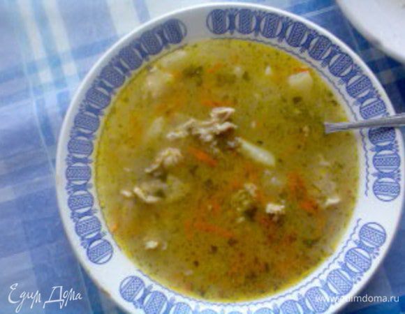 После того, как все закипит, положите в кастрюлю рис (или пшено). Варите почти до готовности, помешивая. В конце добавьте лук с морковью, соль и приправу хмели-сунели (по вкусу). Доведите до готовности (минут 10). Подавайте со сметаной и посыпав зеленью. Если нет свежей зелени, можно использовать сушеную — добавить в конце и немного поварить.