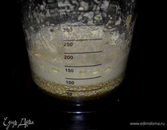 В блендаре или чоппером лаймовый сок,соевый соус и чеснок,халапе́ньо
спюрировать. 