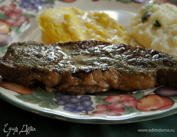 Разогреть гриль сковороду и готовить стейки по 3мин.каждая сторона.Дать отдохнуть 10мин.и подавать с гарниром и разрезанным лаймом по желанию.