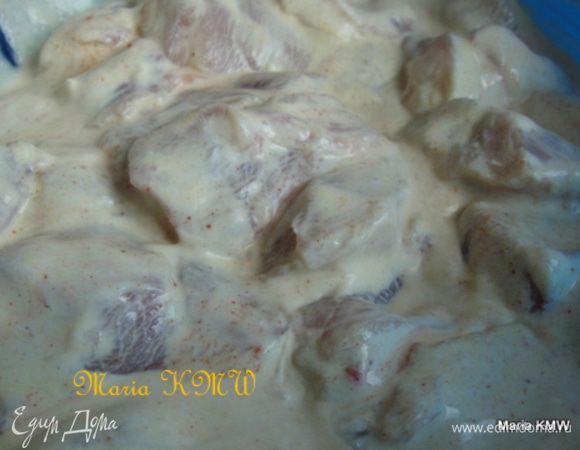 Режем куриную грудку на средние кусочки, примерно по количеству 30 кусочков получилось. Заправляем йогуртом или густыми сливками, приправляем на свой вкус пряностями, кому-то хватает щепотки каждой пряности, кому-то чуть больше. Оставляем на 30 минут мариноваться.