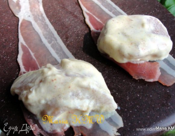 После того, раскладываем кусочки бекона, выкладываем кусочки грудки на него.