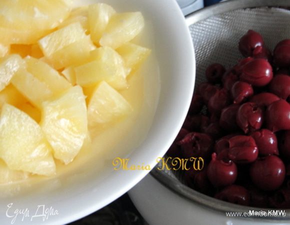Приготовим наши ягоды и фрукты, сольем сок, слегка обсушим. Ананасы порежем на мелкие кусочки.