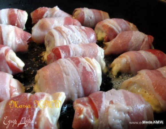 Обжариваем кусочки в беконе, на среднем огне. Следим, чтобы они равномерно прожарились и подрумянились с обеих сторон.