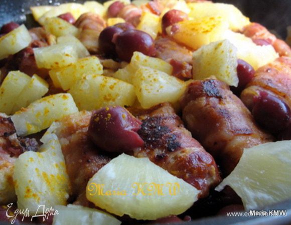 Когда мясо прожарилось, выкладываем ягоды и ананасы, даем 2-3 минуты вместе прожарится. Приправляем щепоткой куркумы или карри. И блюдо готово! Получилась сочная грудка, слегка пряная с ароматом и вкусом бекона и фруктов.