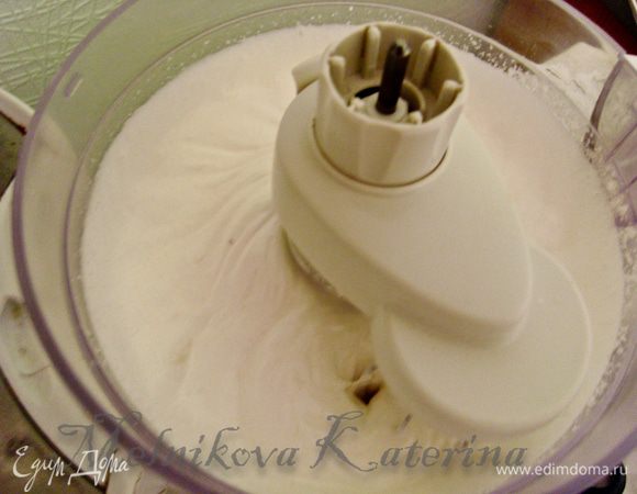 Отделить желтки от белков. Взбить все белки в пену. Добавляя по чайной ложке сахар, взбить белки до крепких пиков. 