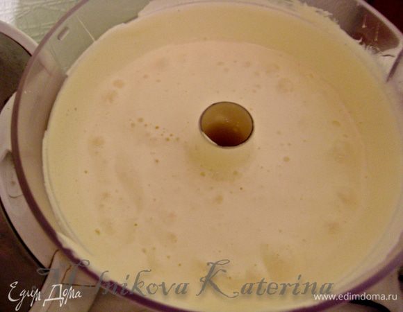 Добавить желтки, масло, ванильный сахар и продолжать взбивать 1 минуту. 