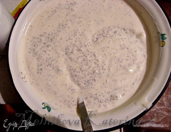 Добавить к мучной смеси яичную смесь и тщательно, но осторожно перемешать. 