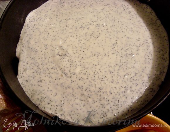 Выстелить дно разъемной формы пекарской бумагой и выложить треть теста. Разровнять. Отправить выпекаться в духовку на 10 минут при 180 градусах до легкой золотистой корочки. Таким образом испечь остальные два коржа. 