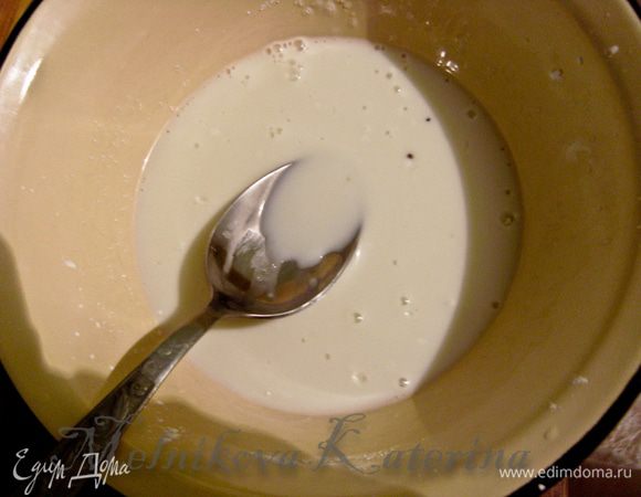 Для крема смешать 1 ст.л. сахара, крахмал и 2 ст.л. молока. 