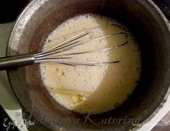 В оставшееся молоко добавить желтки, сахар и на медленном огне довести почти до кипения.  
