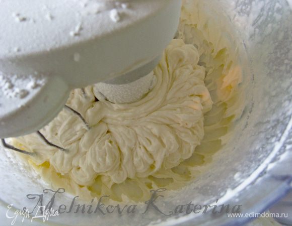 Сливки взбить до крепких пиков с 2 ст.л. сахара. 