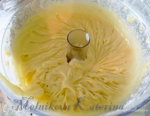 Добавляя по 1 ст.л. заварного крема, продолжать взбивать. 