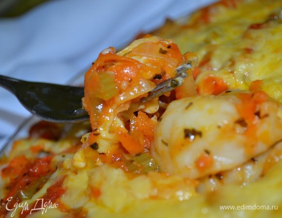 Приготовление: Пельмени отварить. Лук мелко порезать. Морковь и сыр натереть на крупной терке. Перец порезать соломкой. Помидоры кубиком. Сельдерей ломтиками. На оливковом масле обжарить перец , сельдерей и лук, добавить морковь и помидоры. Всыпать базилик, посолить и поперчить, добавить томатную пасту и немного воды. Пельмени переложить в форму и засыпать овощами. Сверху положить тертый сыр.  Запекать в разогретой до 200 градусов духовке до золотистости сыра. МИР ВАМ!