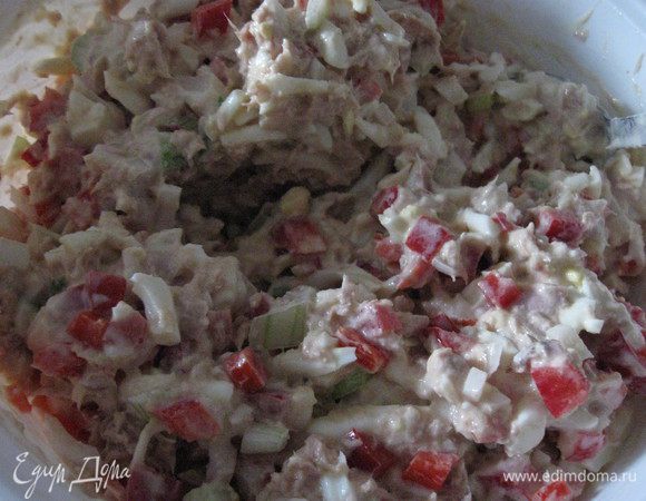 Тунец вместе с маслом размяла, добавила крошеный лук, яблоко, яйца и перец, посолила, поперчила, перемешала с майонезом и соком лимона, чтобы масса была пожиже. 