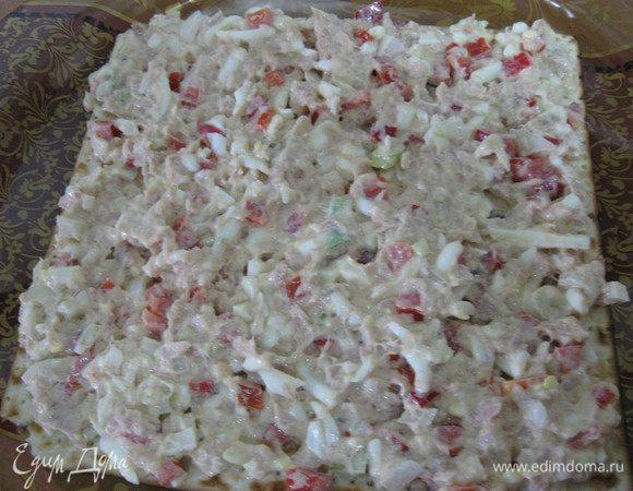 Выкладываем мацу или крекеры на блюдо, смазываем полученной массой.