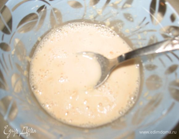 Развести дрожжи небольшим количеством теплой воды. Добавить немного сахара и оставить подходить.