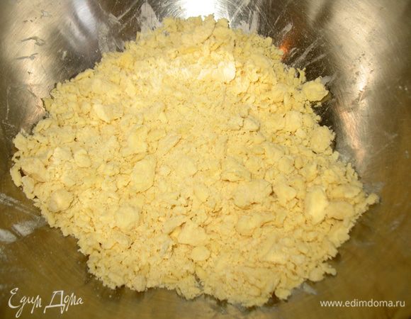 Маргарин порезать на кусочки. К нему добавить небольшое количество муки, соль, сахар и перетереть в крошку.