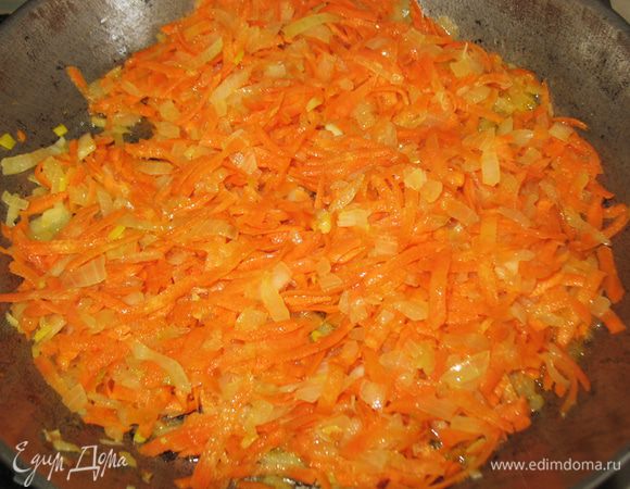 Начинаем готовить начинку. Отварить мясо в пароварке.   Лук порезать квадратиками, морковку натереть на крупной терке или порезать соломкой. Обжарить овощи в растительном масле.