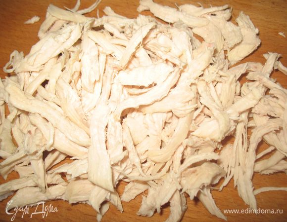 Куриное филе разделить на волокна.