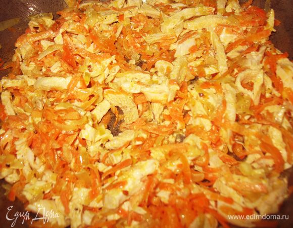 Добавить к овощам мясо, сметану (сливки). Посолить, поперчить.