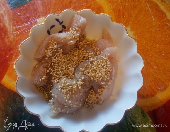 Куриное филе нарезать,посолить,поперчить,посыпать кунжутом и обжарить на масле не более 5 минут.