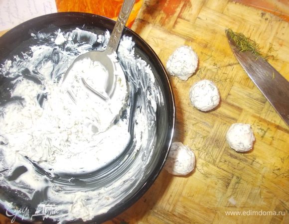 сырные шарики:фетаксу смешать с укропом,чесночком,базиликом,добавить немного сливок,размять ложкой и слепить шарики.крутоны:ломоть хлеба нарезать кубиком,смешать масло с чесноком и прованскими травами,посолить и обжарить или запечь в духовке.