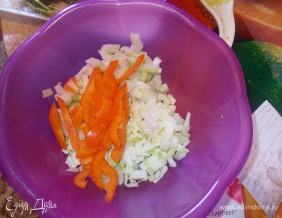 китайскую капусту мелко нашинковать,перчик соломкой.