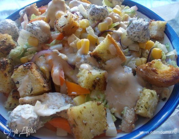 Смешиваем капусту,перчик,кукурузу,мелко нарезанный лучок,куриное филе,добавляем половина заправки-перемешиваем,выкладываем на блюдо,сверху кладем сырные шарики и крутоны и поливаем оставшейся заправкой.салатик готов.приятного аппетита!