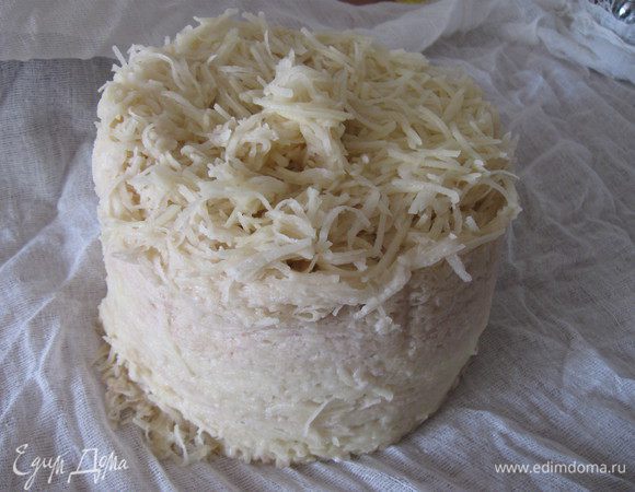 Чистим картошку, трем на средней терке( я делала это в комбайне), натертую картошку кладем на кухонное полотенце( я пользуюсь марлей в 2 слоя) и хорошенько отжимаем, чтобы стек весь сок.
