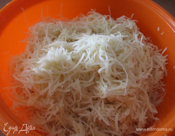 Перекладываем отжатую картошку в миску.