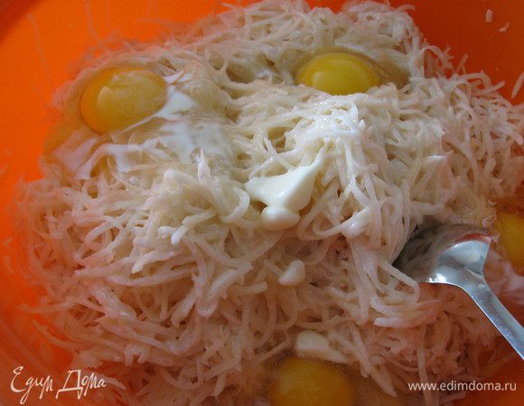 Добавляем яйца, крахмал,масло, сливки, солим,перчим